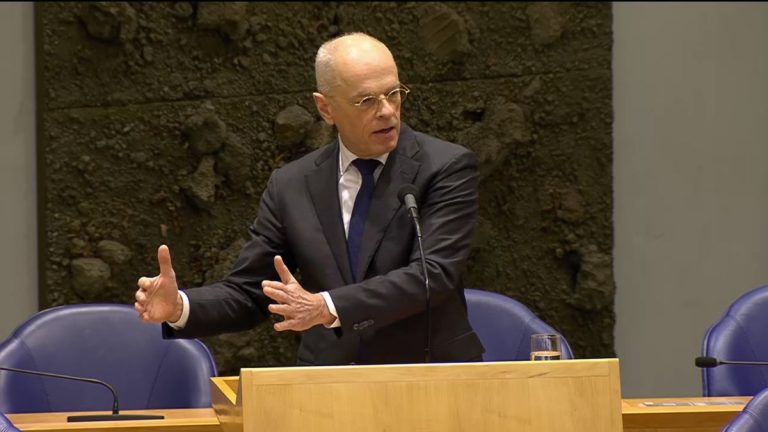 Minister van Volksgezondheid: coronavaccins zijn “extreem veilig”.