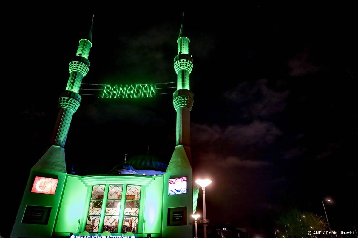 Moslims in Nederland beginnen aan vastenmaand ramadan.