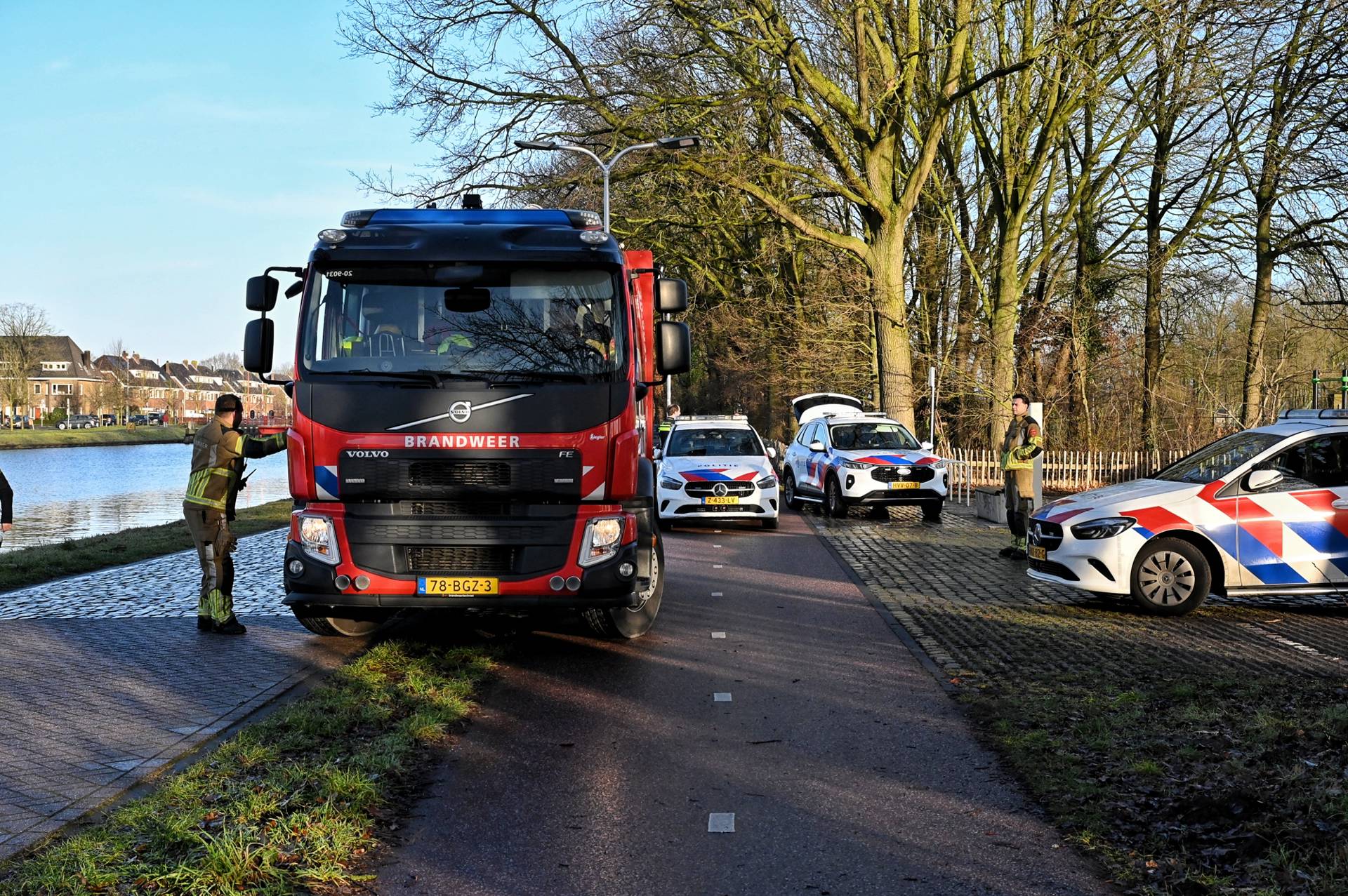 Oeps; Man rijdt met auto het water in