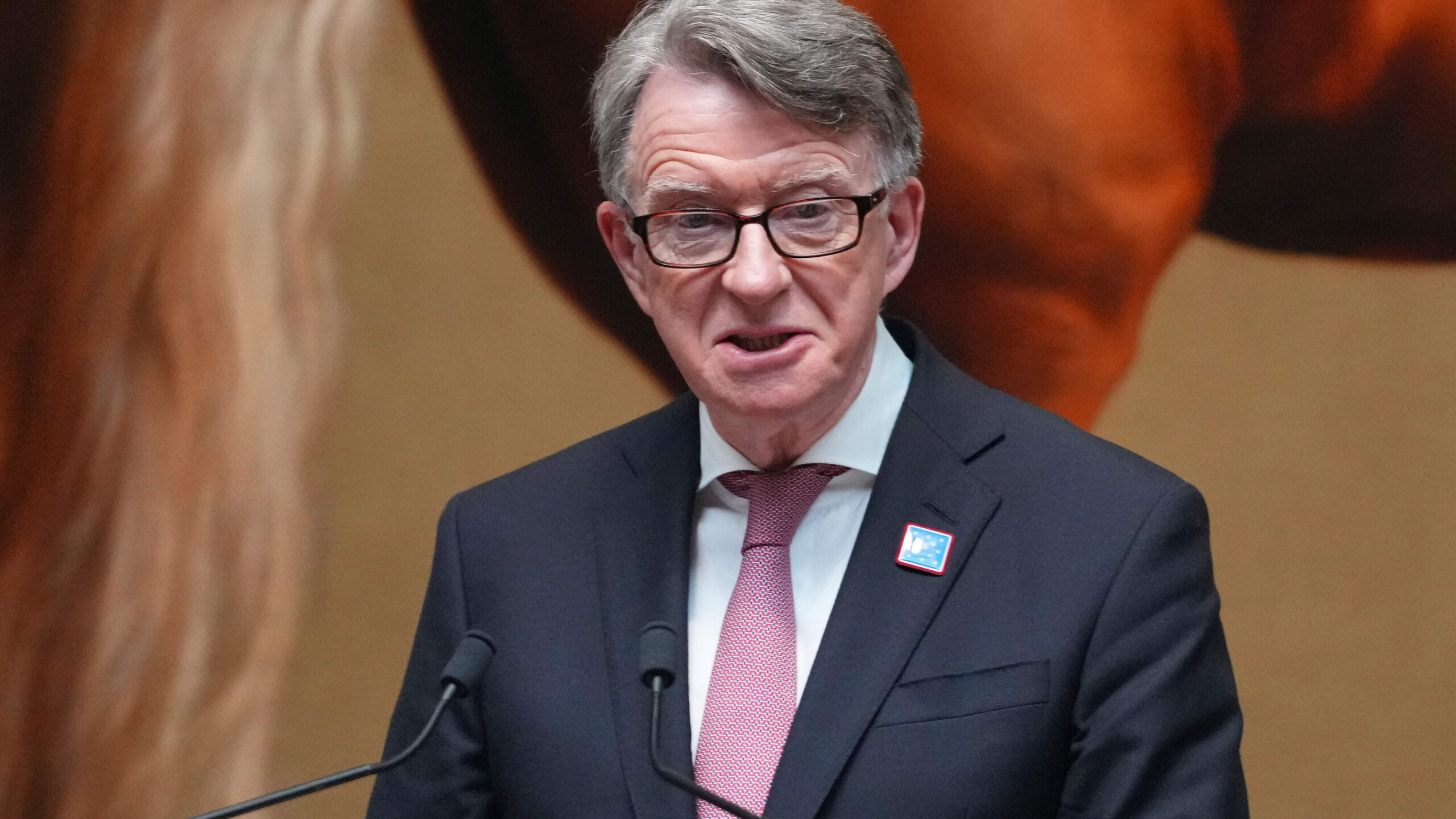 Omstreden topdiplomaat Peter Mandelson stapt uit Britse House of Lords.
