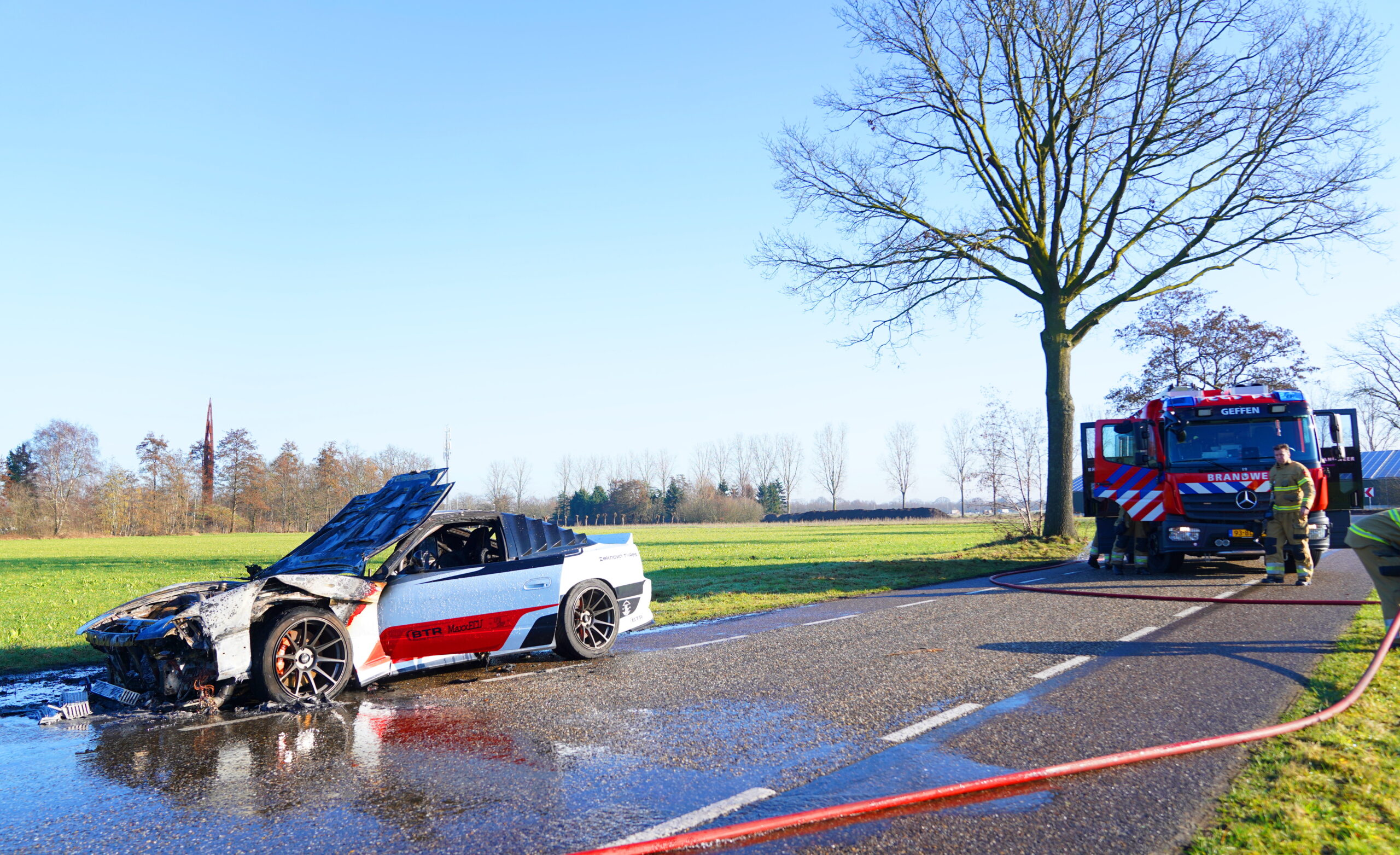 Opgeknapte sportwagen vliegt plotseling in brand