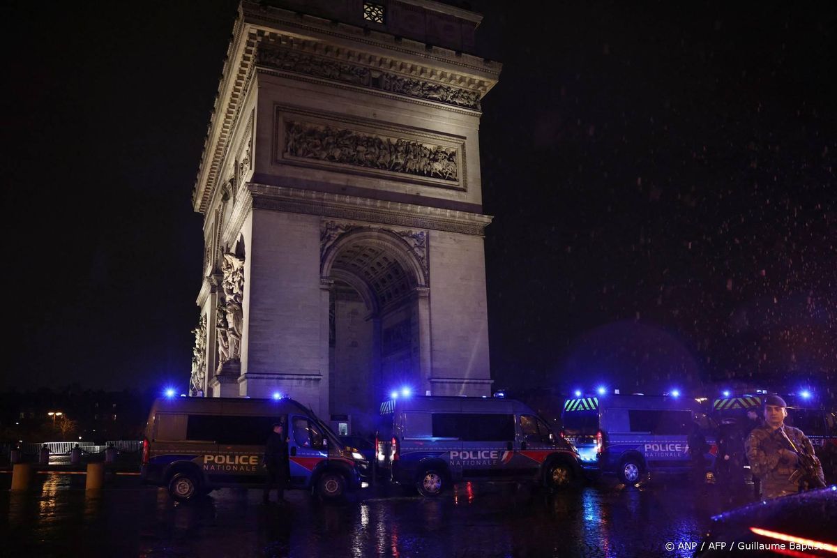 Parijse politie schiet man met mes neer bij Arc de Triomphe.