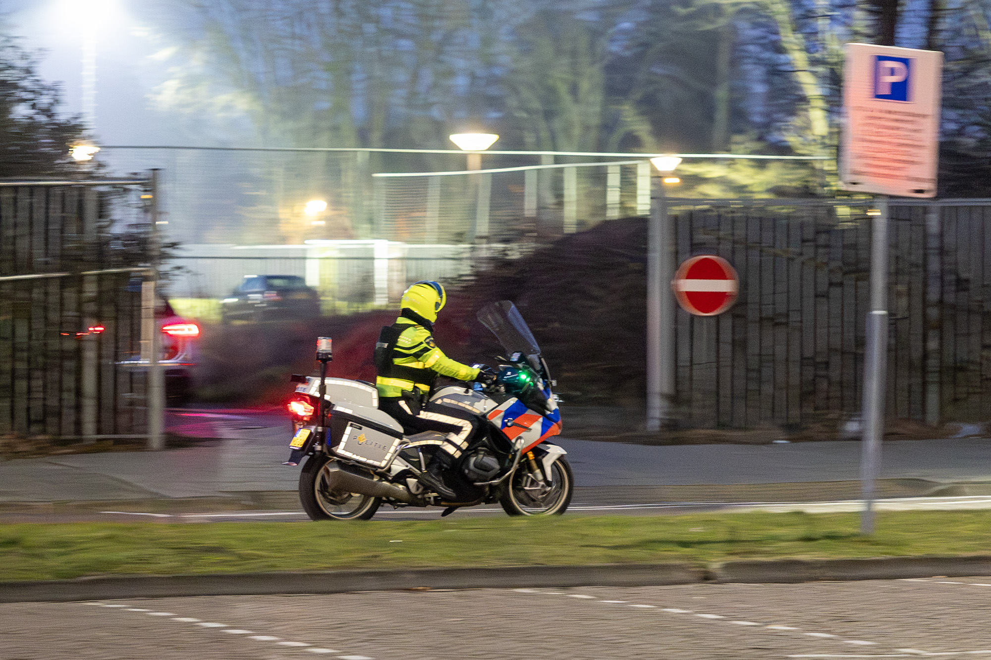 Politie zoekt drietal met mogelijk vuurwapen bij supermarkt
