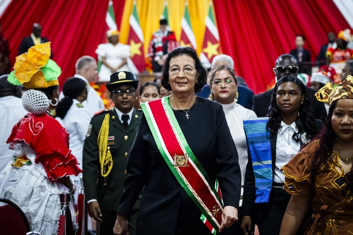 President Suriname vraagt vertrek 3 directieleden staatsbedrijven.