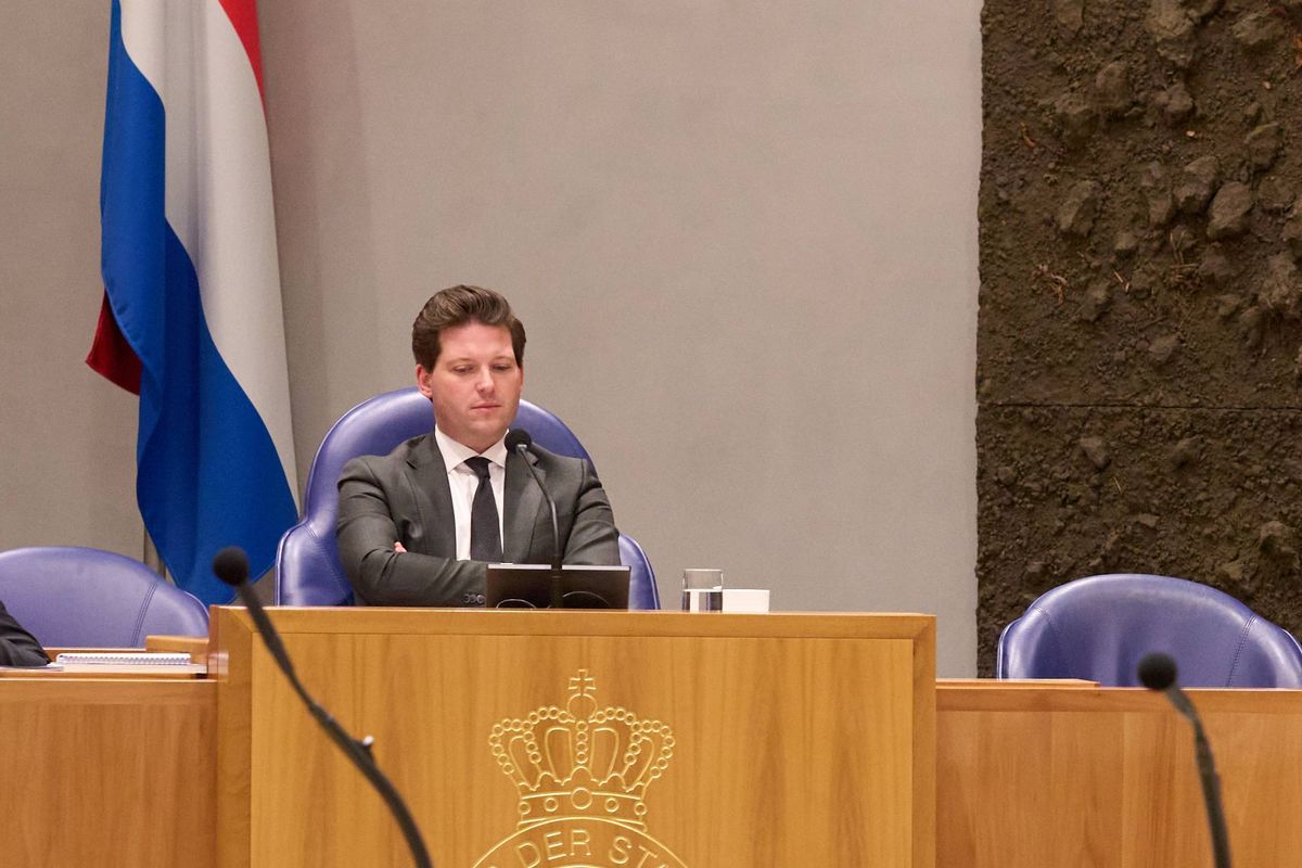 Regelfetisjist Thom van Campen sloopt de Tweede Kamer: Dijkgraaf fileert de kille Kamervoorzitter.