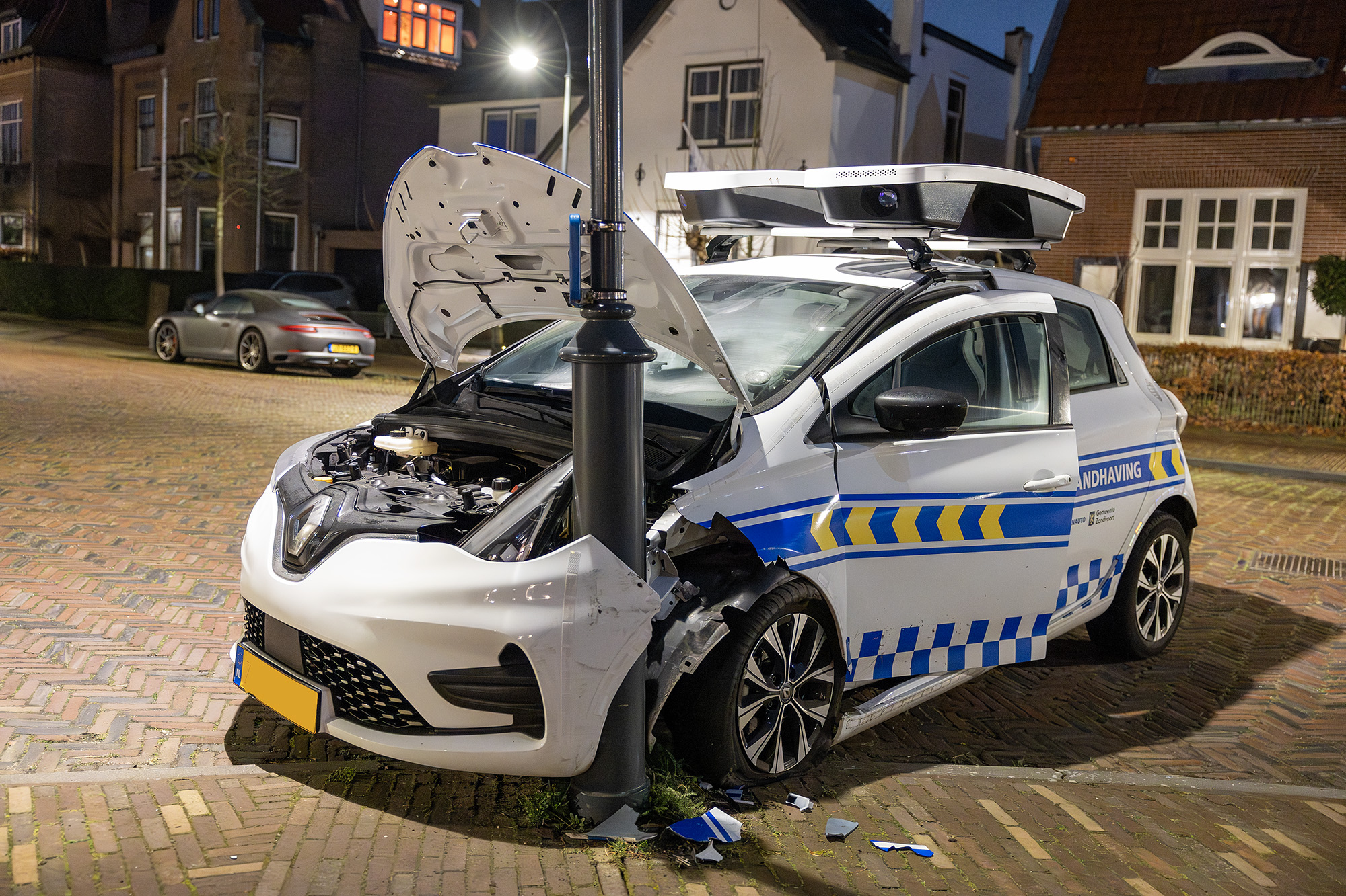 Scanauto van gemeente botst tegen lantaarnpaal