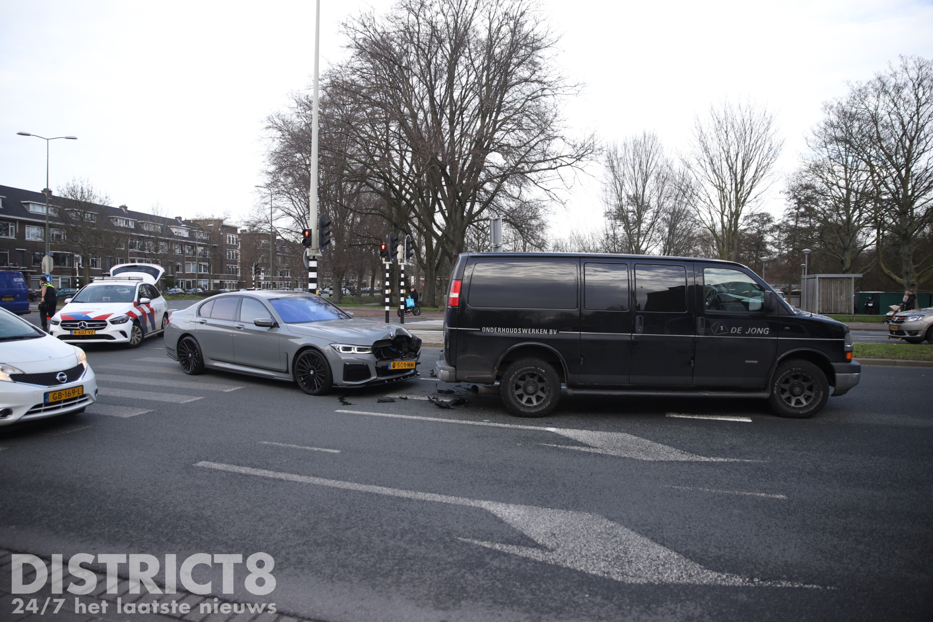 Schade na aanrijding tussen twee voertuigen Almeloplein Den Haag