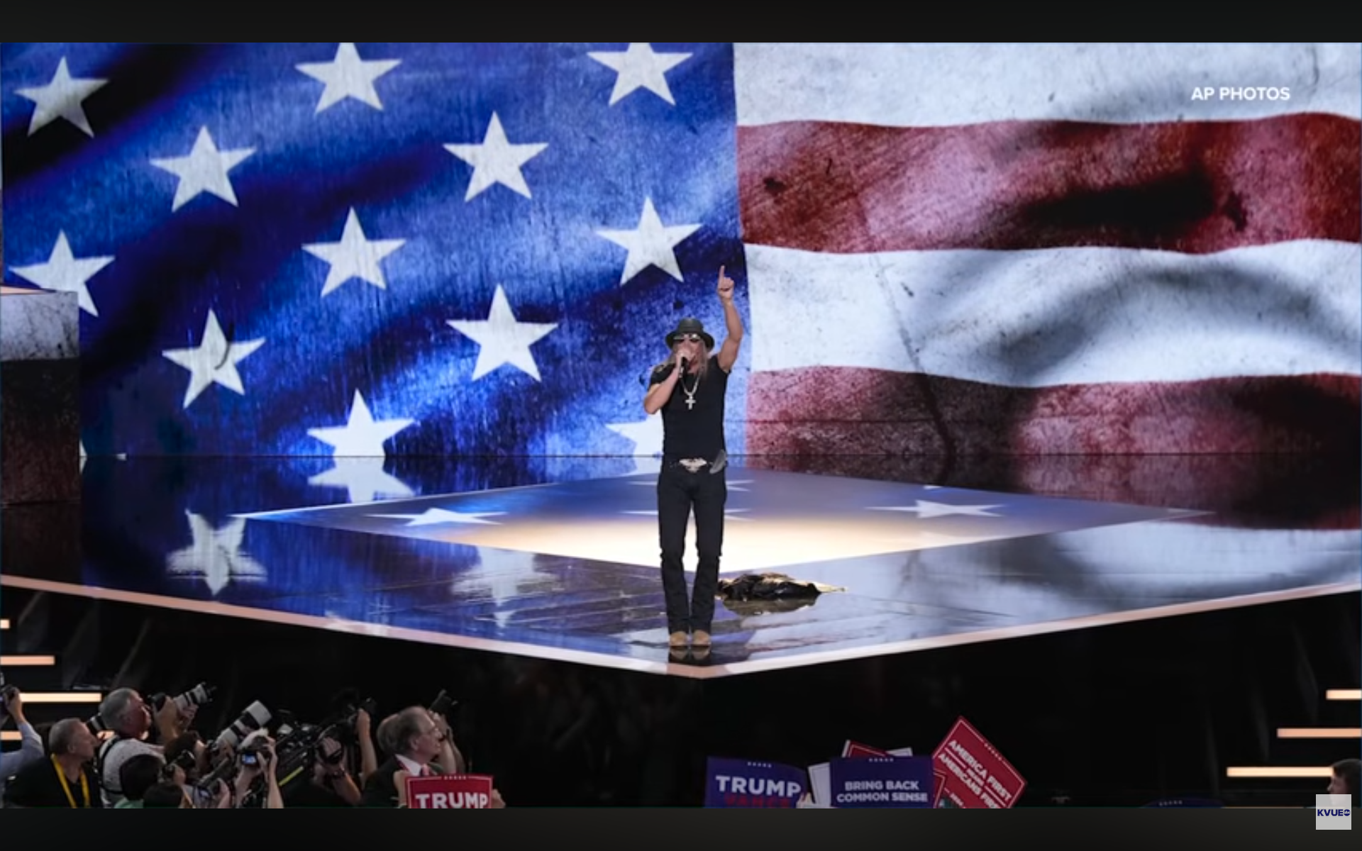 TPUSA lanceert rivaliserende halftime show met Kid Rock als headliner als tegenreactie op "Bad Bunny" fiasco van de NFL.