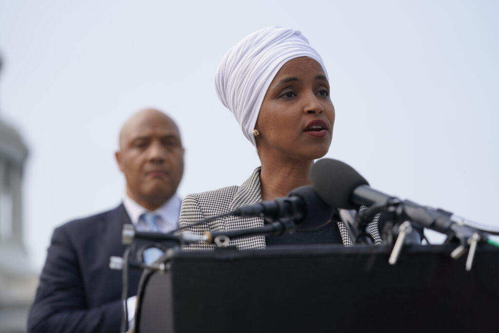 Trump roept op tot gevangenisstraf en deportatie van "oplichter" Ilhan Omar wegens fraude in Minnesota