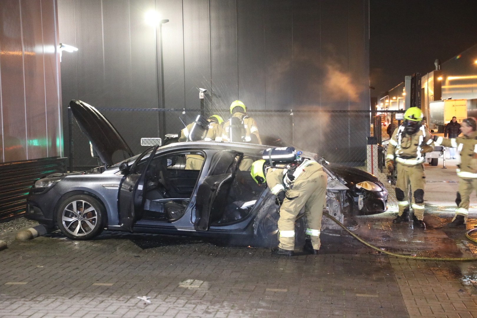 Twee auto’s verwoest door brand, politie onderzoekt brandstichting