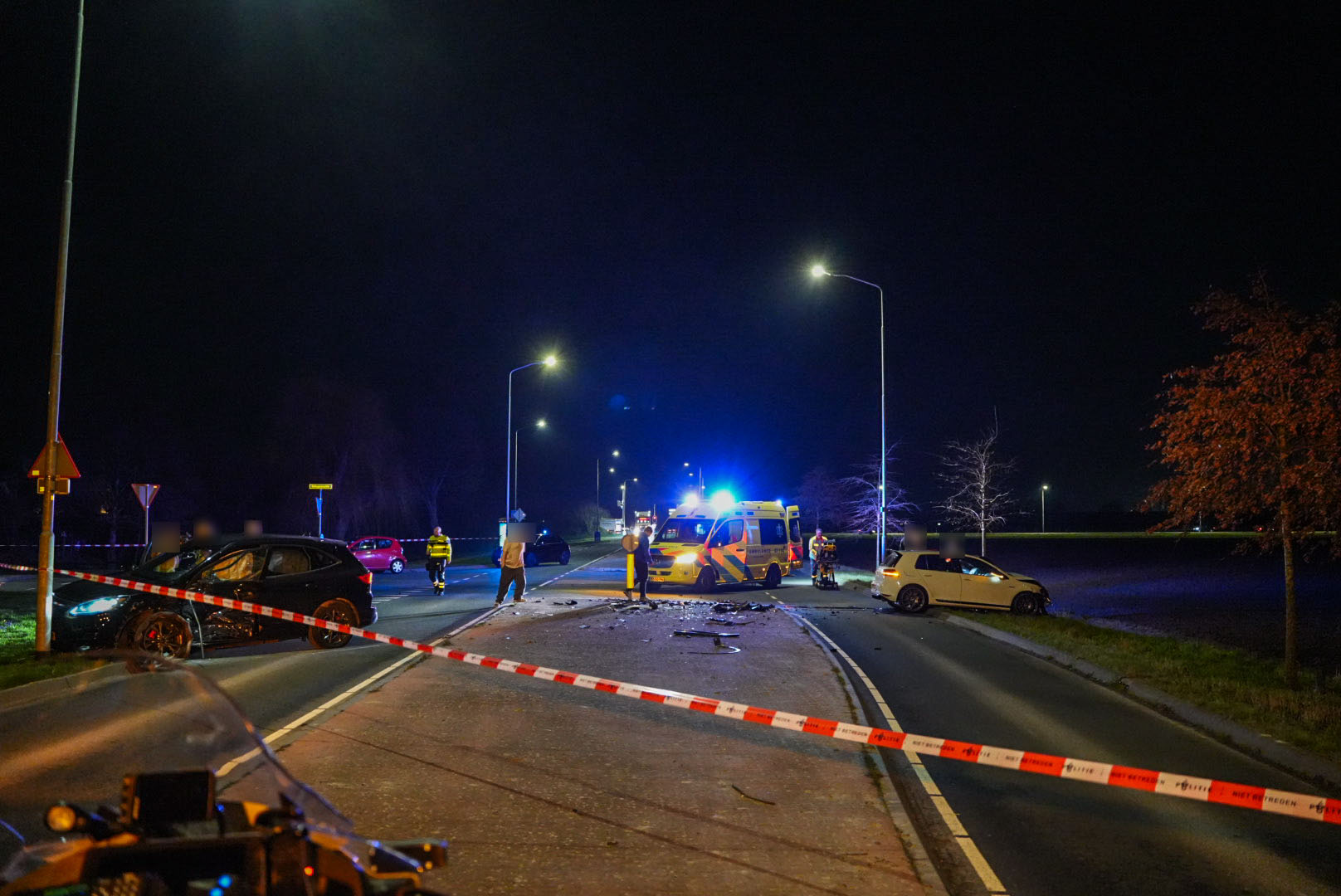 Twee gewonden bij ernstige botsing op kruising