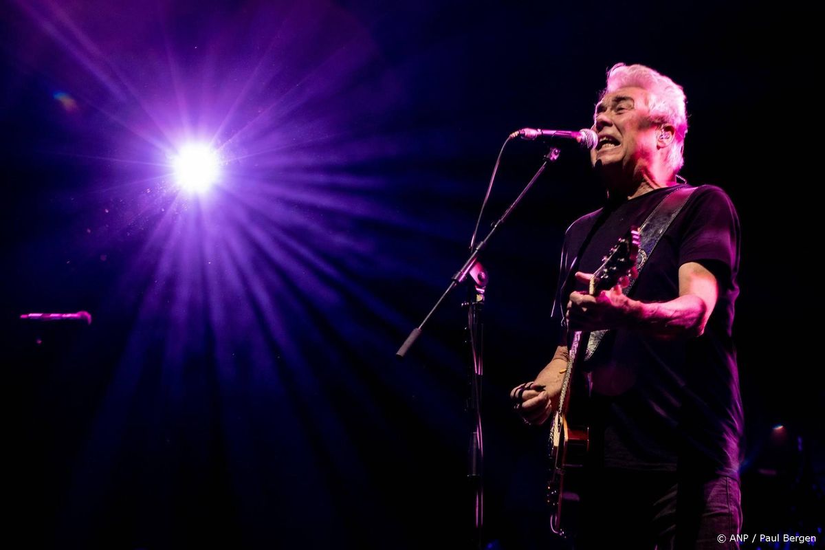 Veiling gitaar Kooymans levert 28.000 euro op voor ALS-onderzoek.