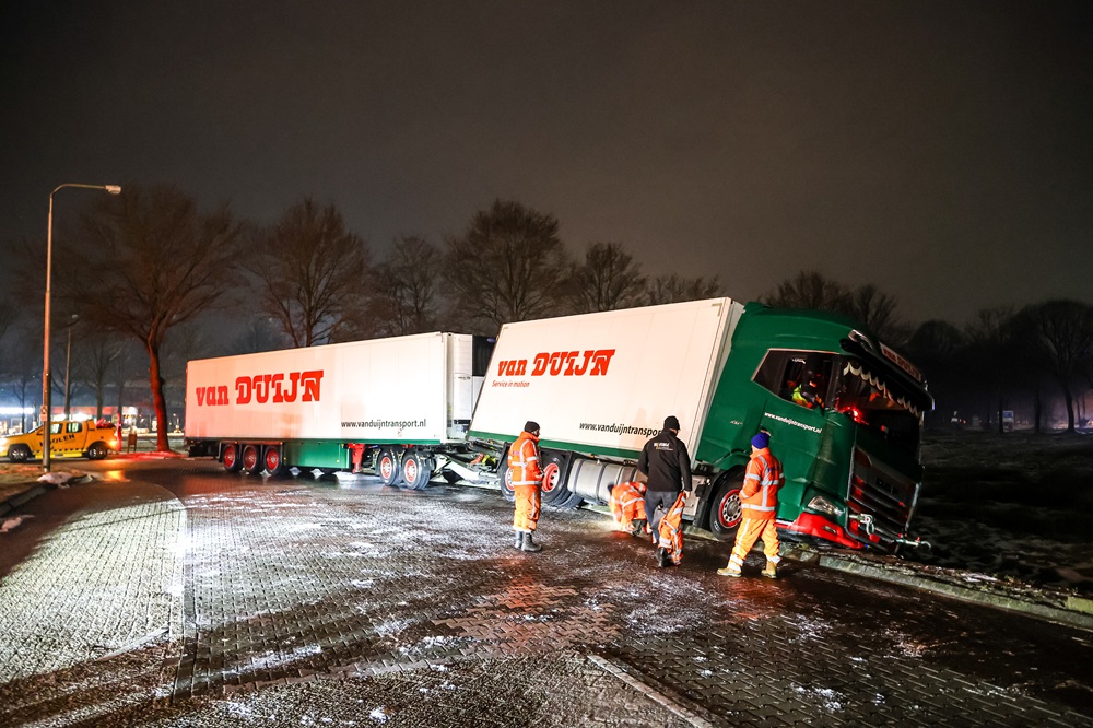 Vrachtwagen vast in greppel door gladheid