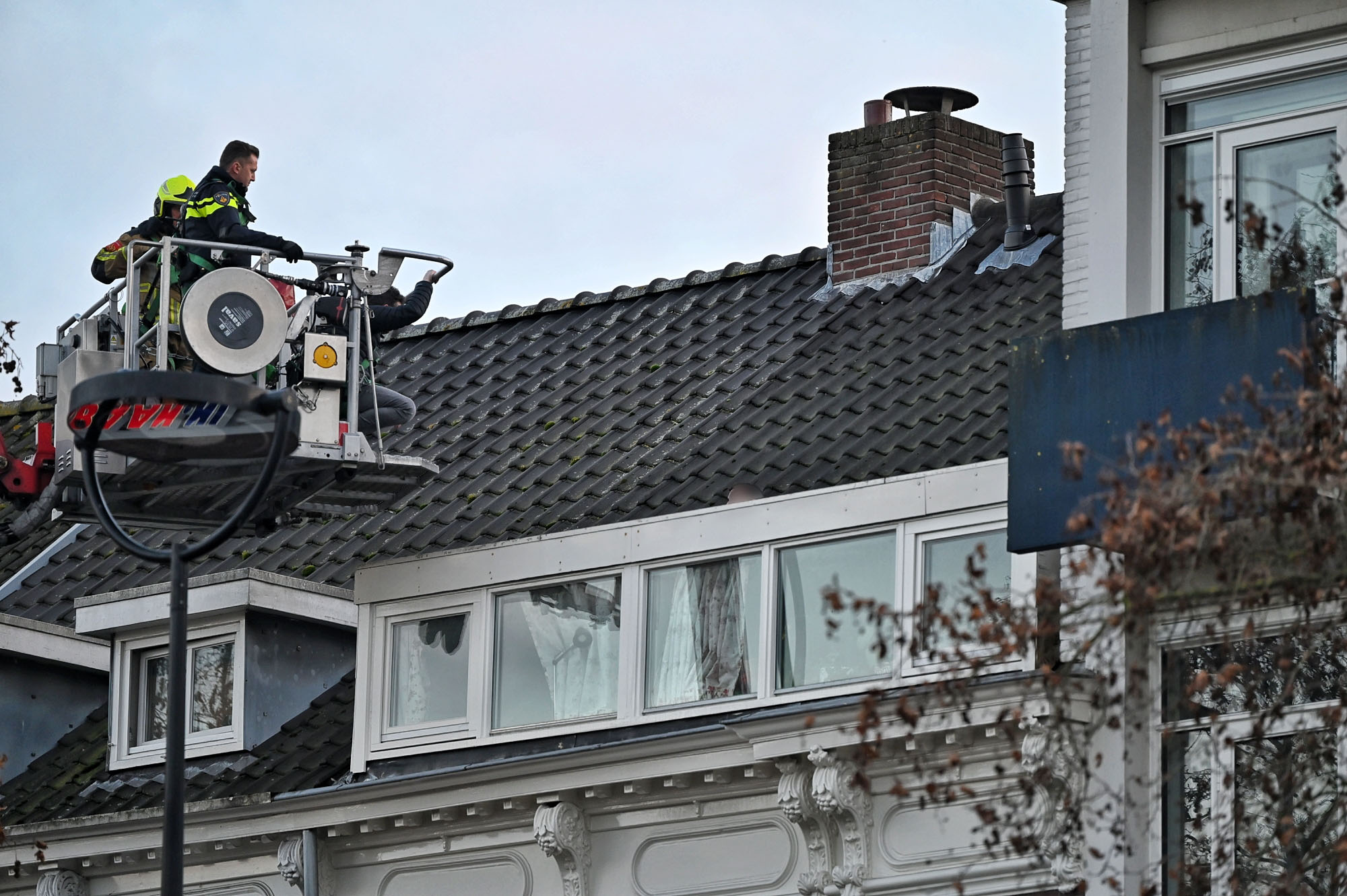 Winkeldief (21) vlucht dak op en wordt met hoogwerker aangehouden