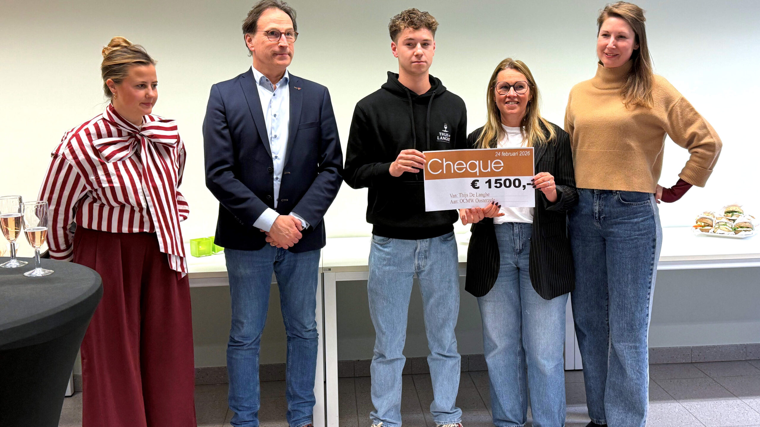 Zelfgemaakte soep van Thijs (21) levert sinterklaaspakjes op.