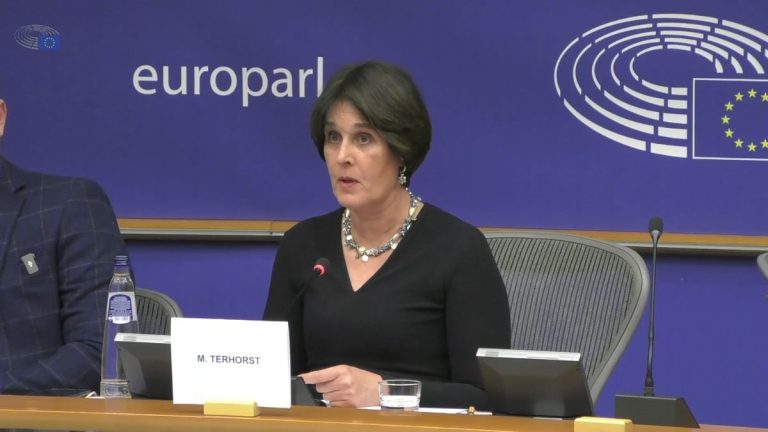 Advocaat Meike Terhorst waarschuwt in Europees Parlement voor digitale ID: ‘Absolute misdaad tegen de menselijkheid!’.