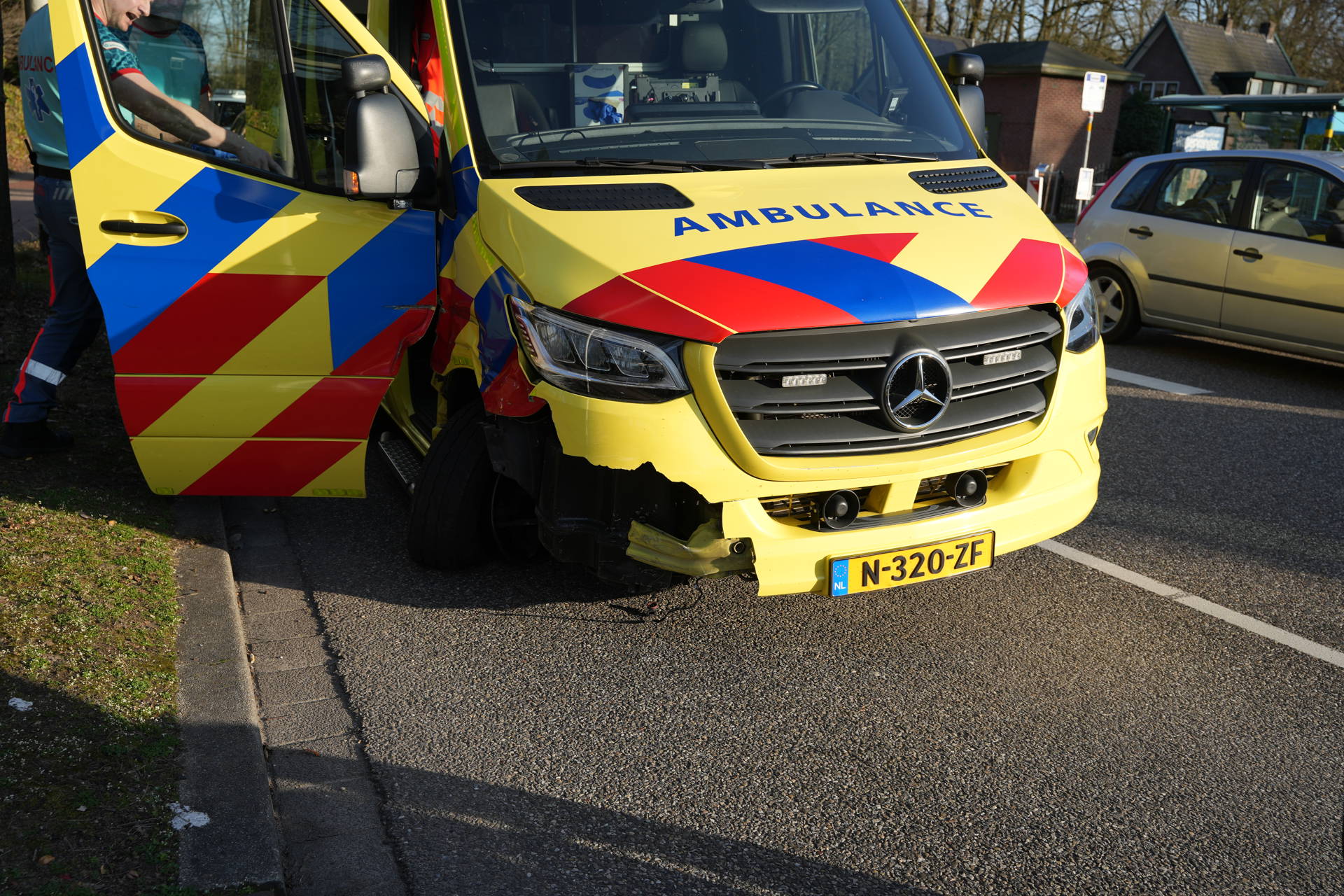 Ambulance botst onderweg naar melding op personenauto