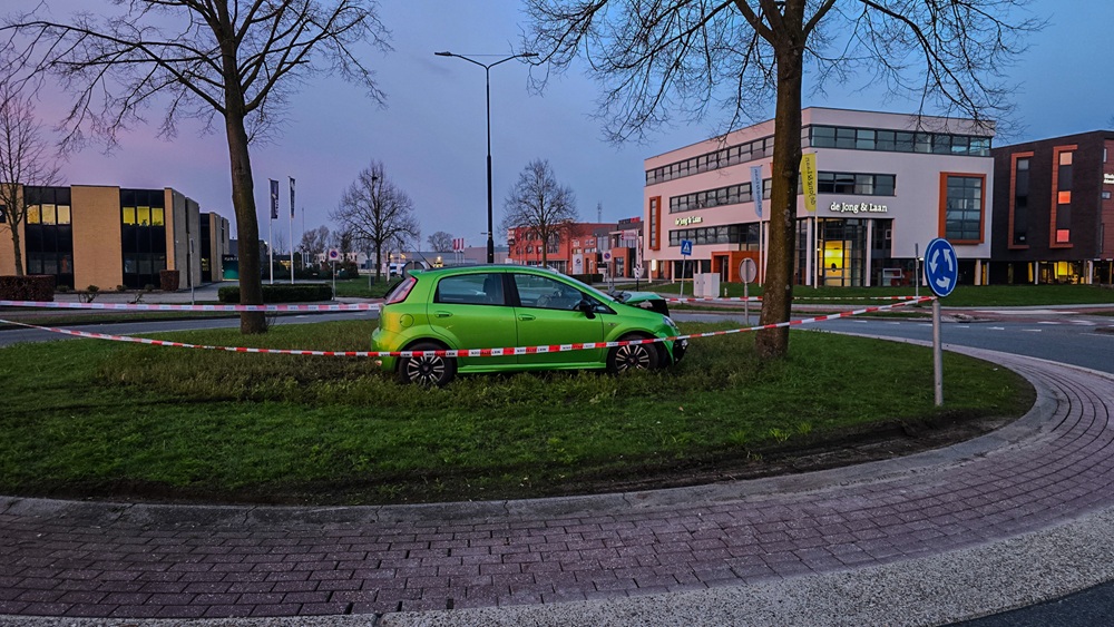 Auto botst tegen boom op rotonde, bestuurder spoorloos