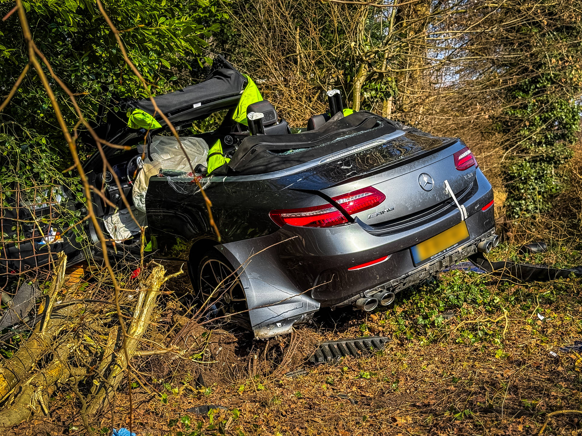Auto over de kop op N-weg, bestuurder naar ziekenhuis en traumahelikopter opgeroepen