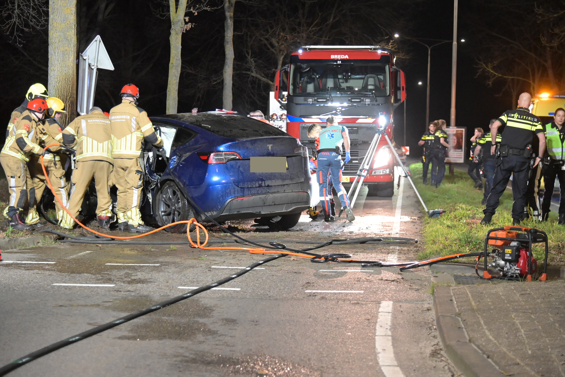 Auto vliegt in brand na botsing tegen boom, bestuurder bekneld in voertuig