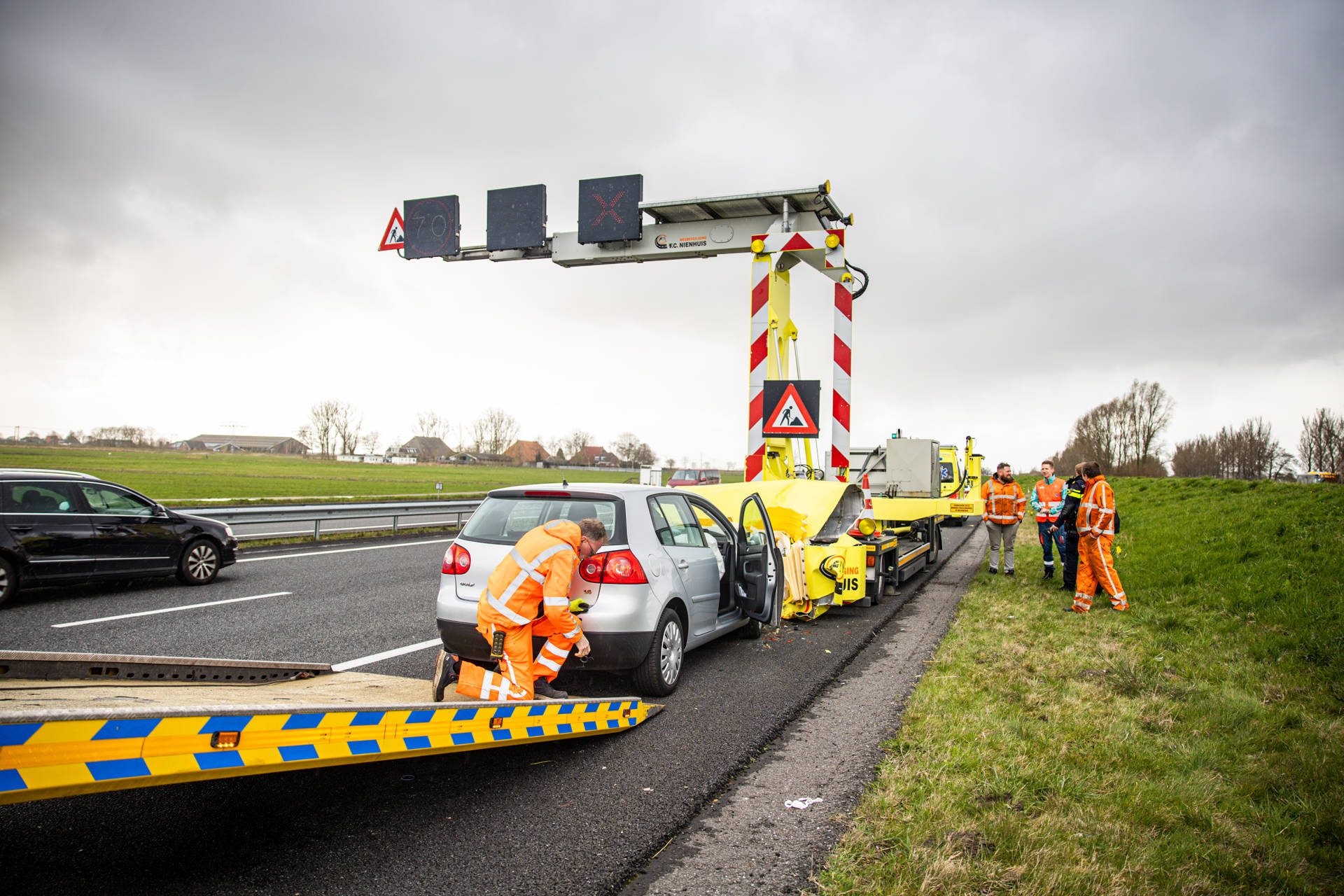 Automobilist botst op Mobiele Rijstrook Signalering langs snelweg
