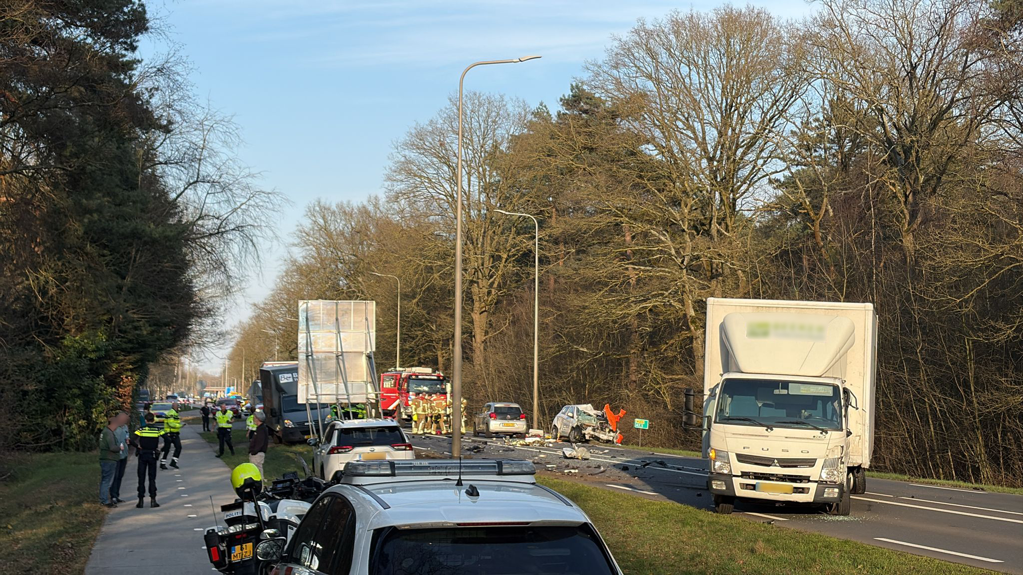 Automobilist overleden bij botsing met vrachtwagen, weg in beide richtingen dicht