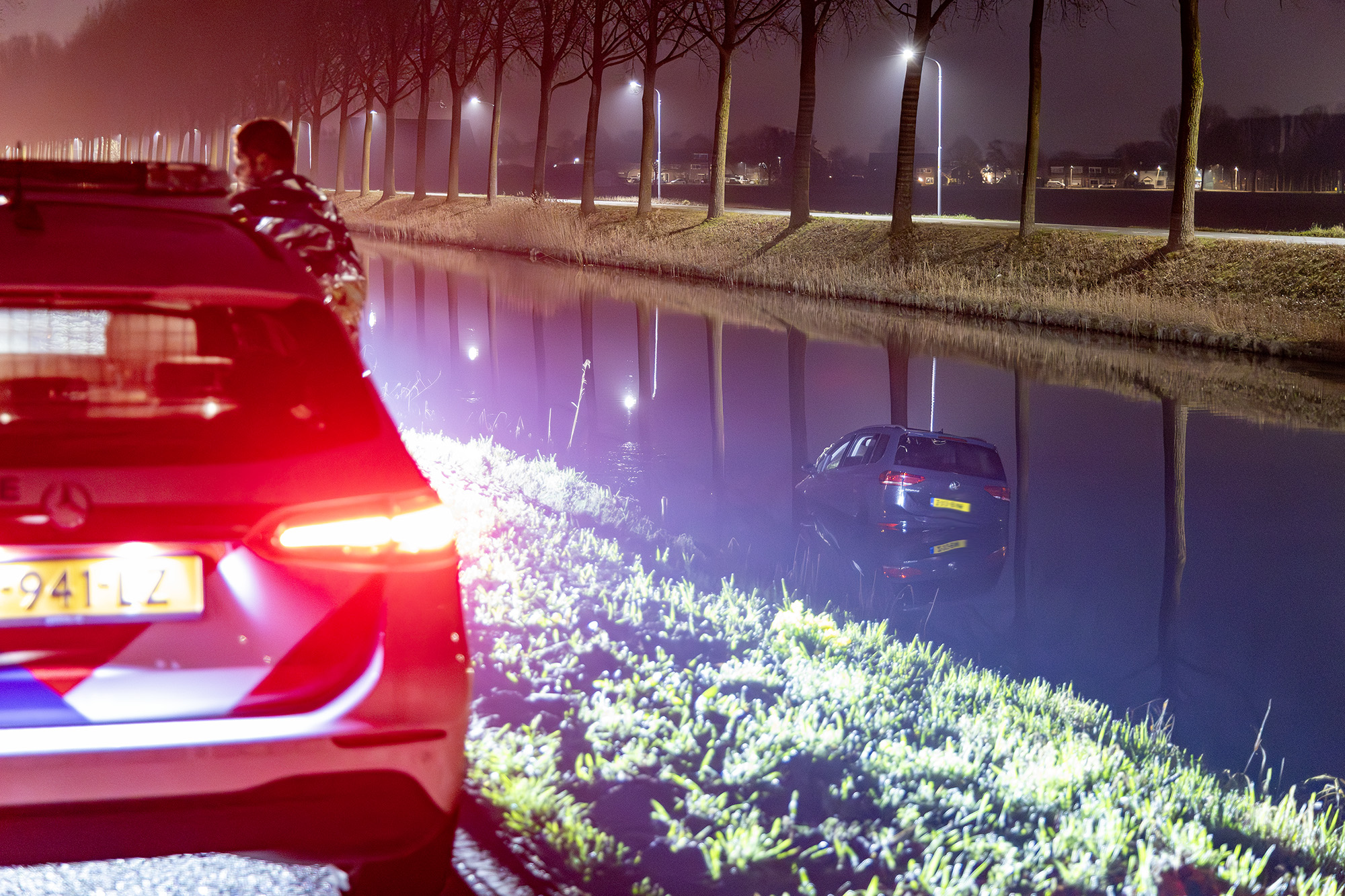 Automobilist raakt van de weg en belandt in water