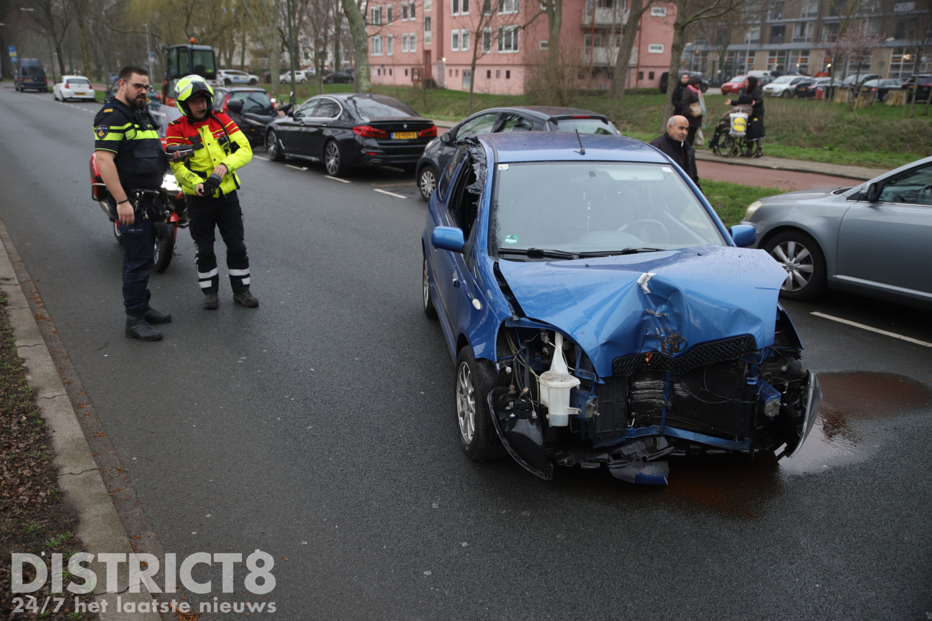 Automobilist rijdt onder invloed tegen boom aan Meppelweg Den Haag
