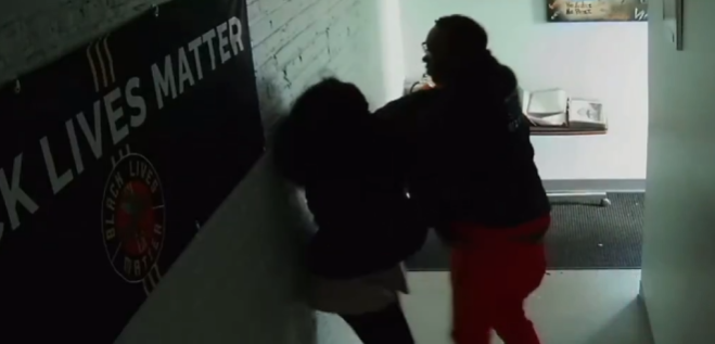 Bekijk: Black Lives Matter-oprichter betrapt op verduistering van subsidies, valt vrouwelijke medewerker aan die zijn diefstal ontdekte