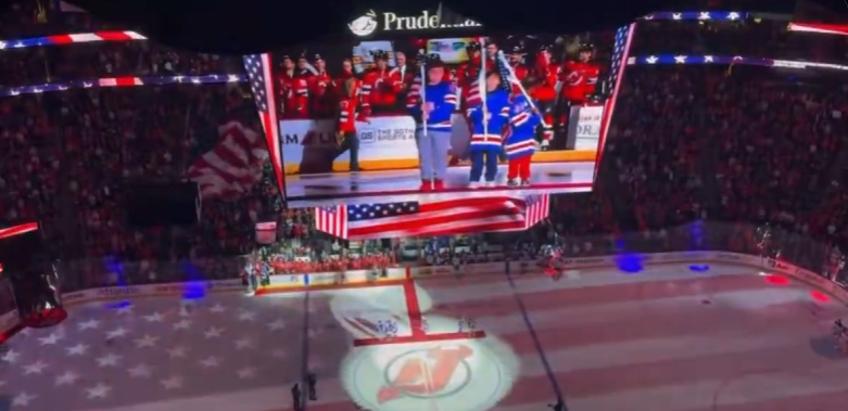 BEKIJK: Democratische gouverneur wordt bedolven onder een berg van boegeroep door woedende hockeyfans.