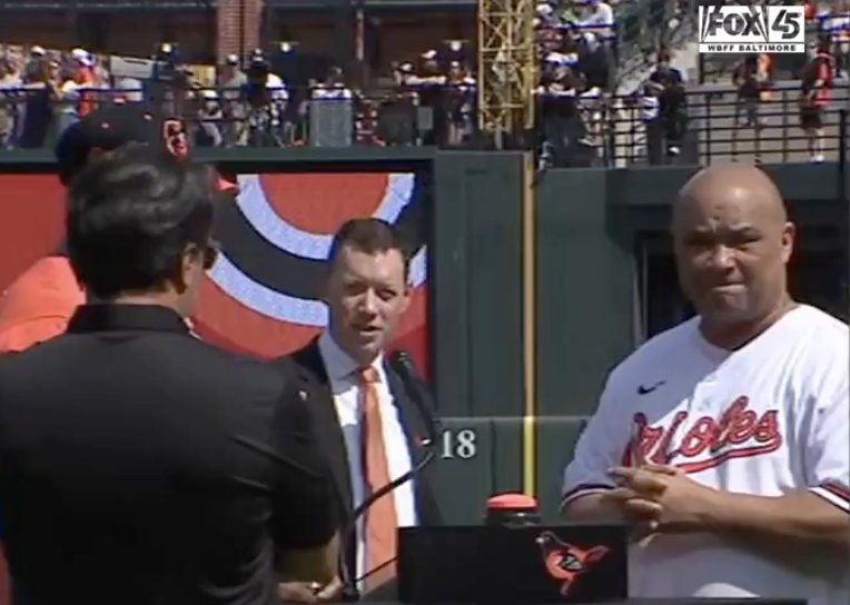 BEKIJK: Democratische gouverneur wordt vernederd als honkbalfans luidkeels tegen hem boe roepen op Opening Day