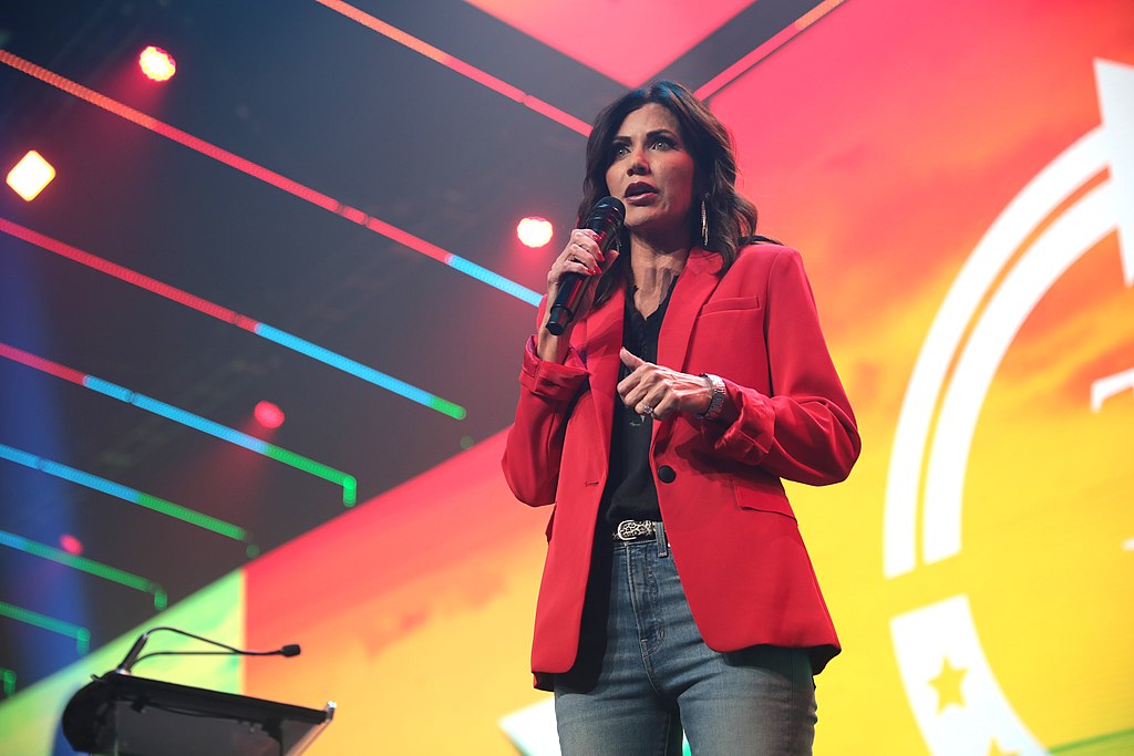 Bekijk: Fox News Host onthult reden waarom Kristi Noem echt werd ontslagen.