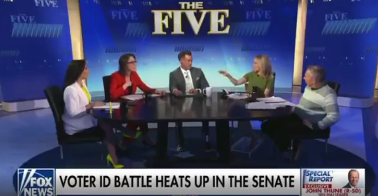 Bekijk: Linkse Fox News-hacker raakt buiten zinnen wanneer hij wordt aangesproken op belachelijke leugens over kiezersidentificatie.