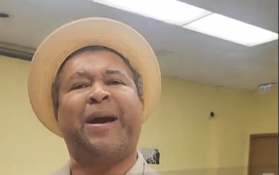 BEKIJK: MAGA-persoonlijkheid wordt fysiek aangevallen door RINO-politicus in blauwe stad.