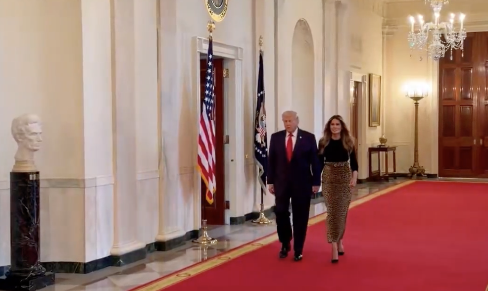 BEKIJK: Melania schittert in oogverblindende luipaardrok voor evenement ter ere van Women's History Month