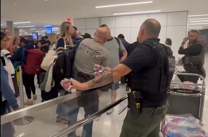 BEKIJK: Ongelooflijke video van Houston Airport toont ICE-agenten met hartverwarmende interacties met reizigers