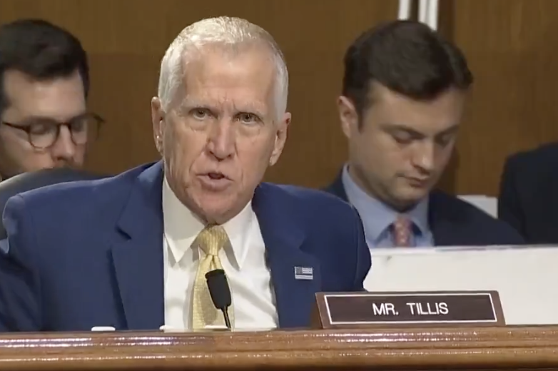 Bekijk: Verraderlijke RINO raast over Trump's massadeportaties, wordt betrapt op zich voordoen als Republikein terwijl hij eigenlijk altijd een Democraat was.