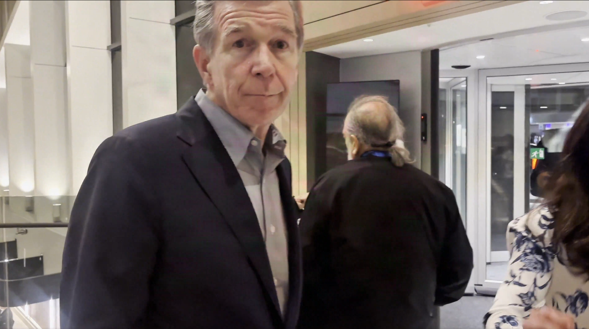 BEKIJK: Wakkere gouverneur rent weg wanneer hij wordt aangesproken op het vervroegd vrijlaten van de moordenaar van Iryna Zarutska