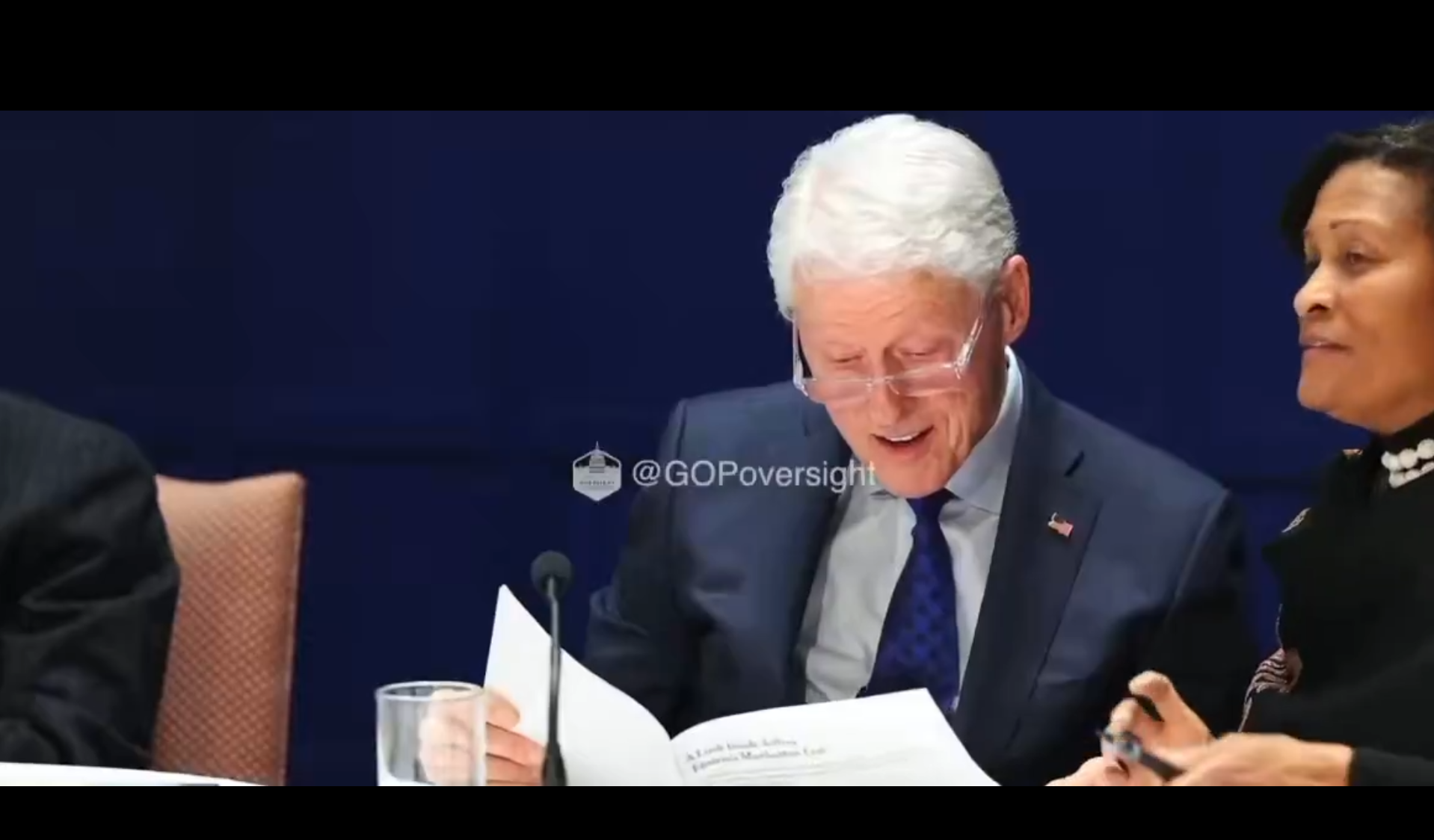 BEKIJKEN: Verschrikkelijke Clinton Deposition Video Opduikt waarin hij lachend door oude foto's van zijn relatie met Epstein bladert, starend naar foto van meisjes in een hottub