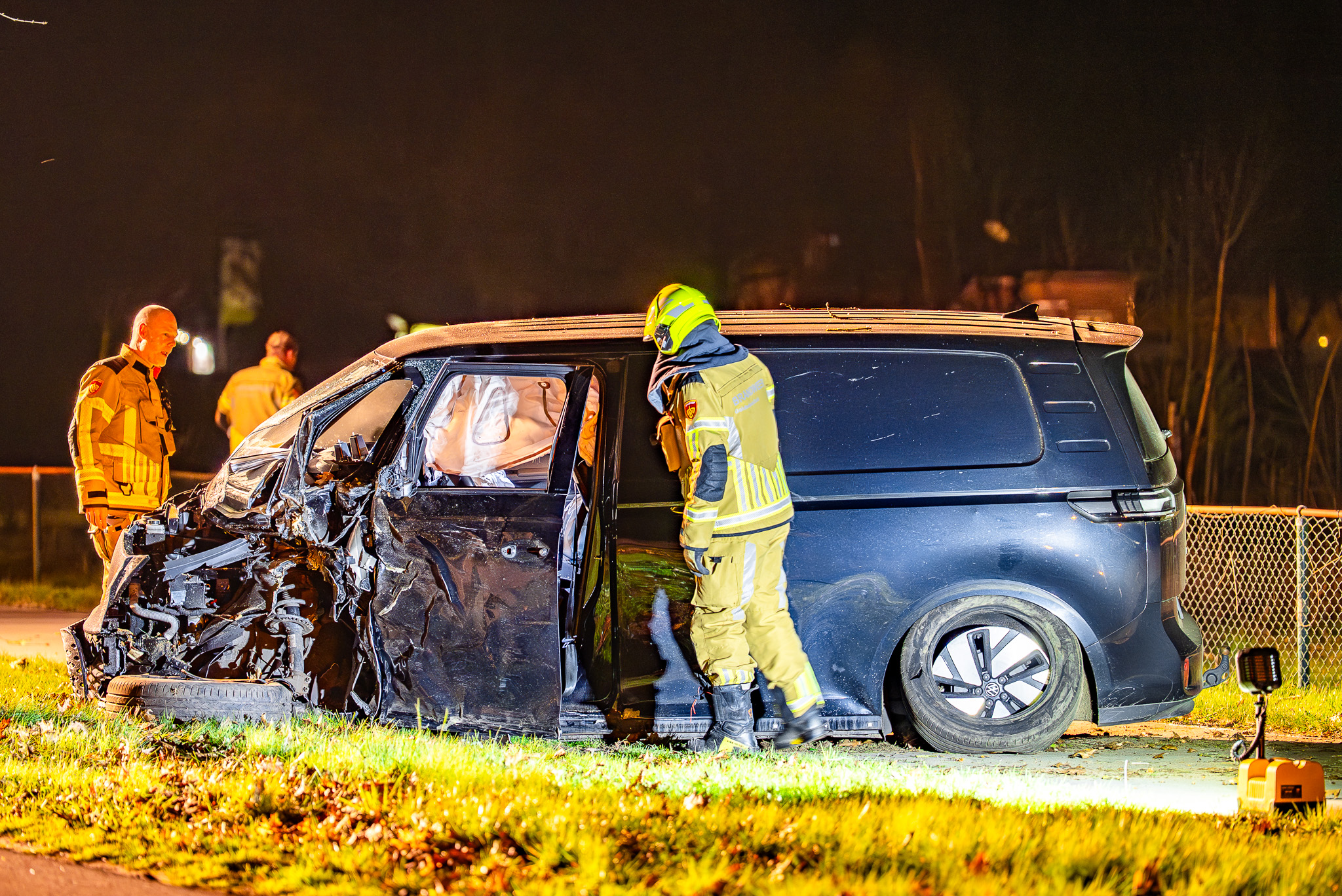 Bestelbus crasht tegen boom, bestuurder spoorloos