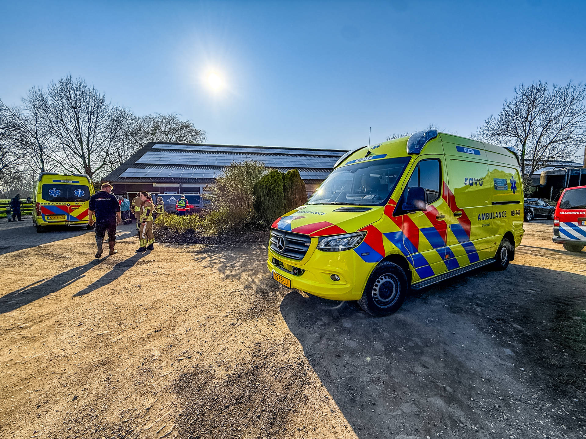 Bewoner valt in mestput bij boerderij, traumahelikopter gealarmeerd