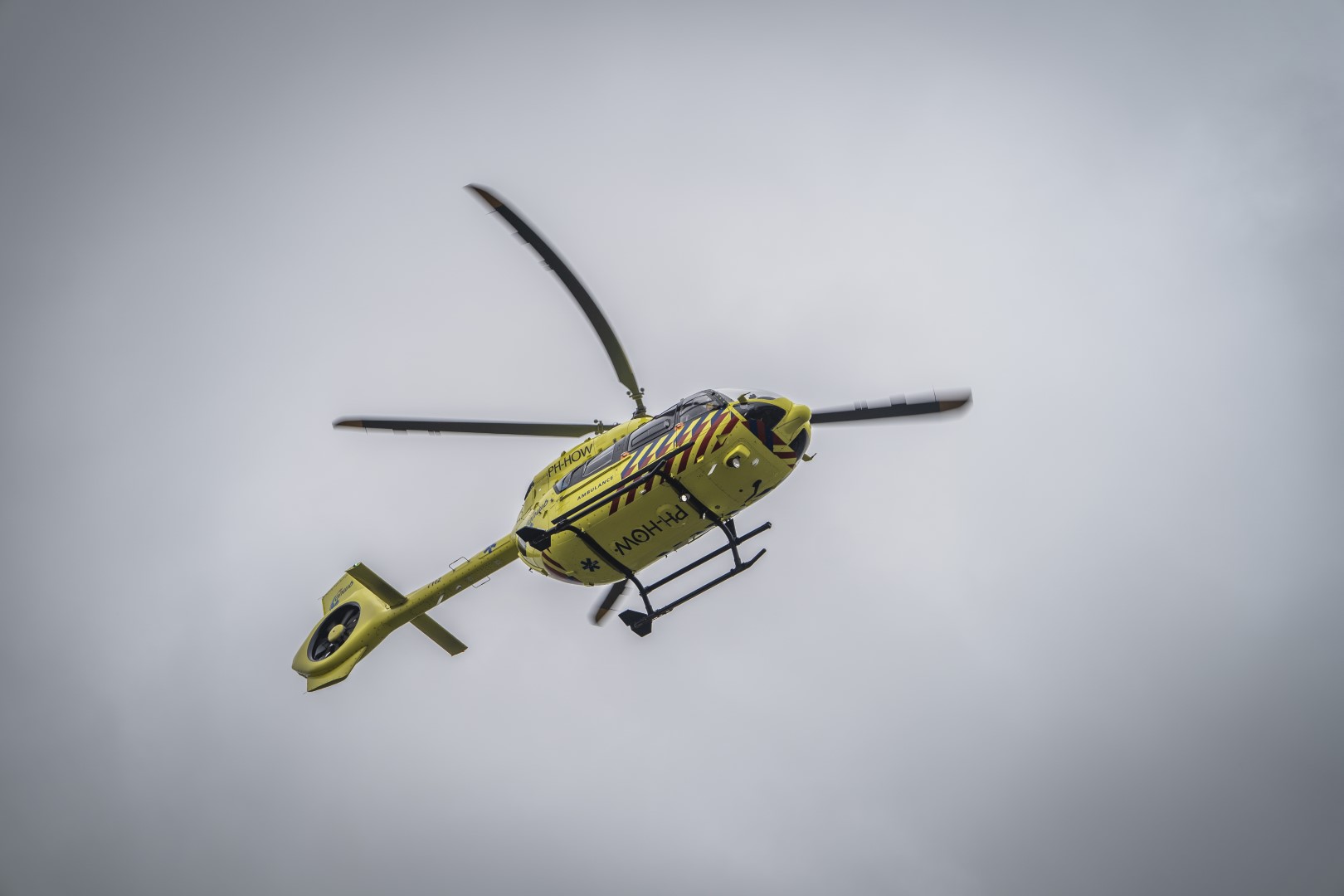 Bewoner valt in mestput bij boerderij, traumahelikopter ingezet