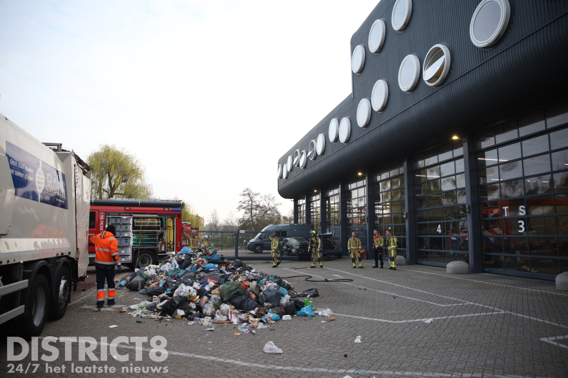 Brandend afval voor uitrukdeuren kazerne Laak gedumpt en snel afgeblust Waldorpstraat Den Haag