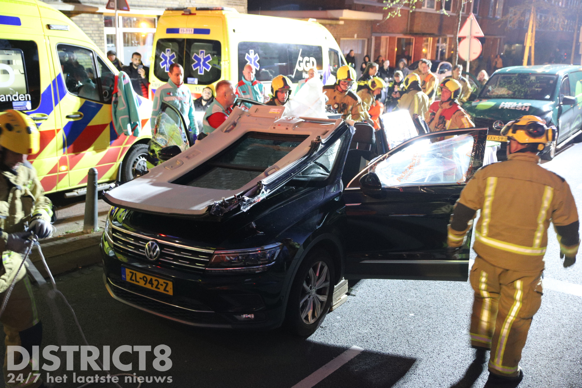 Brandweer knipt dak van auto na kop-staart aanrijding Loosduinsekade Den Haag