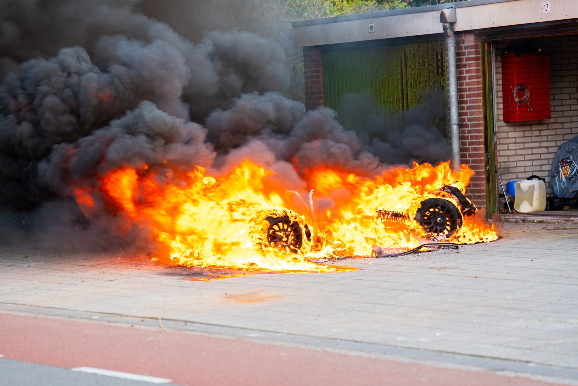 Brommobiel volledig uitgebrand naast garageboxen