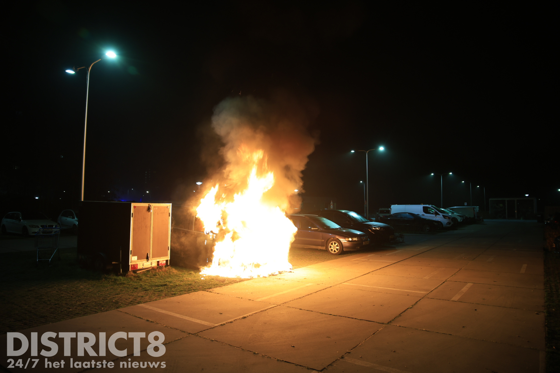 Busje loopt forse schade op door brand op parkeerplaats Mozartlaan Delft