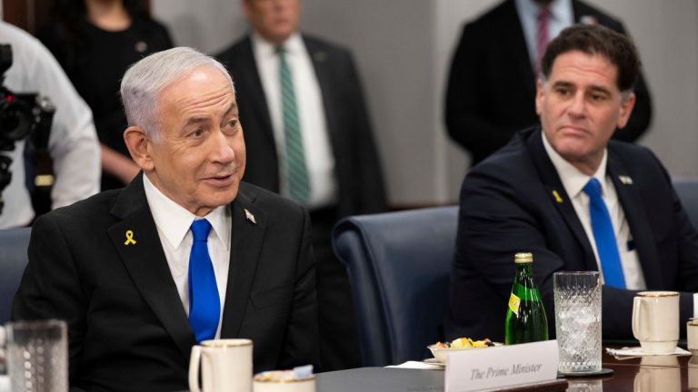 Controverse rond Netanyahu en zijn steun aan Hamas in documentaire The Bibi Files.