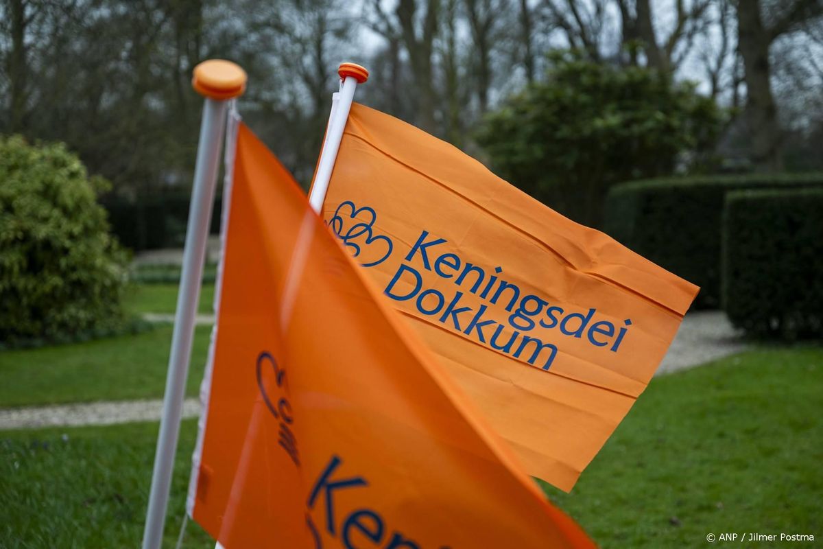 Dokkum viert Koningsdag ook in het weekend en met een koningslied.