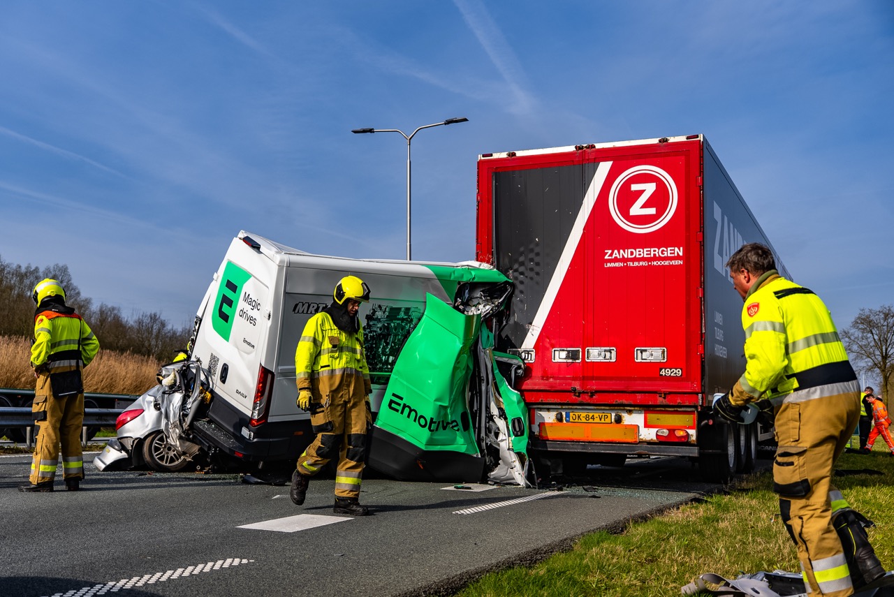 Drie gewonden bij ernstig ongeval met vrachtwagen