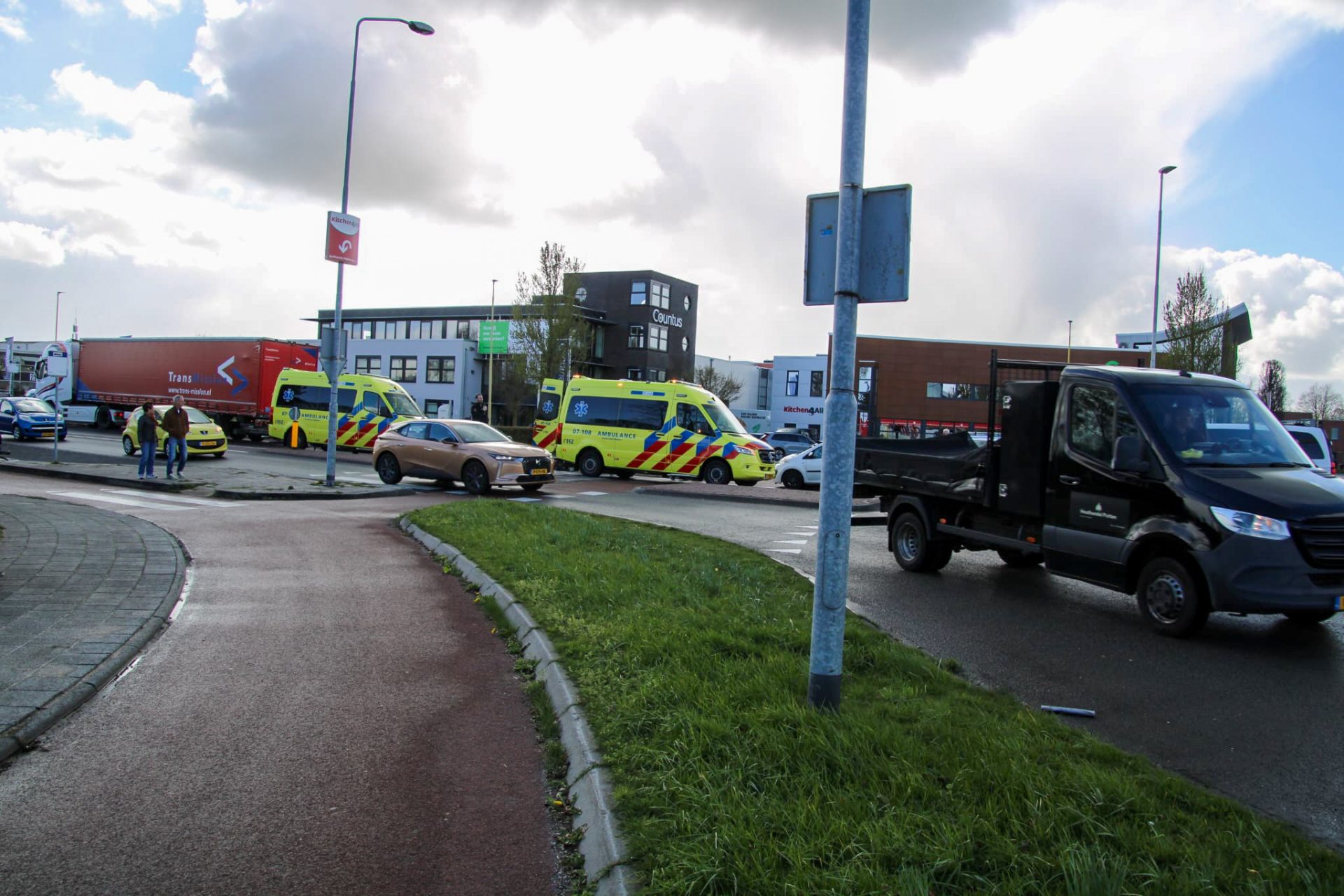 Fietsster raakt ernstig gewond bij botsing met vrachtwagen op rotonde